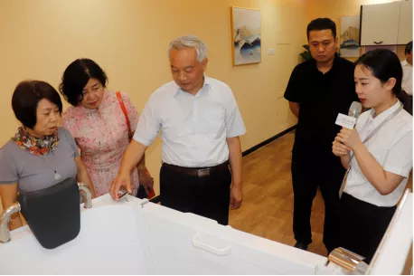 省政協常委、省政協港澳臺僑和外事委員會主任楊京偉一行蒞臨中原工業設計城參觀考察