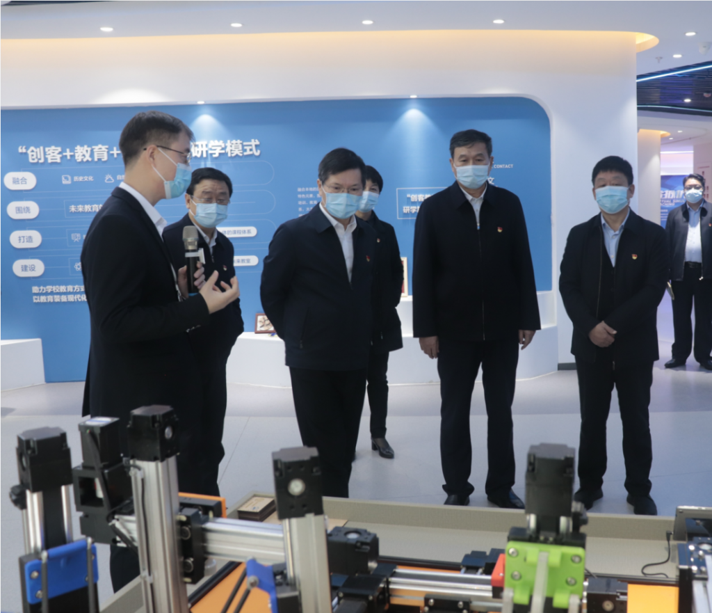 河南省委常委、鄭州市委書記徐立毅帶領(lǐng)鄭州市黨政考察團蒞臨中原工業(yè)設(shè)計城參觀考察