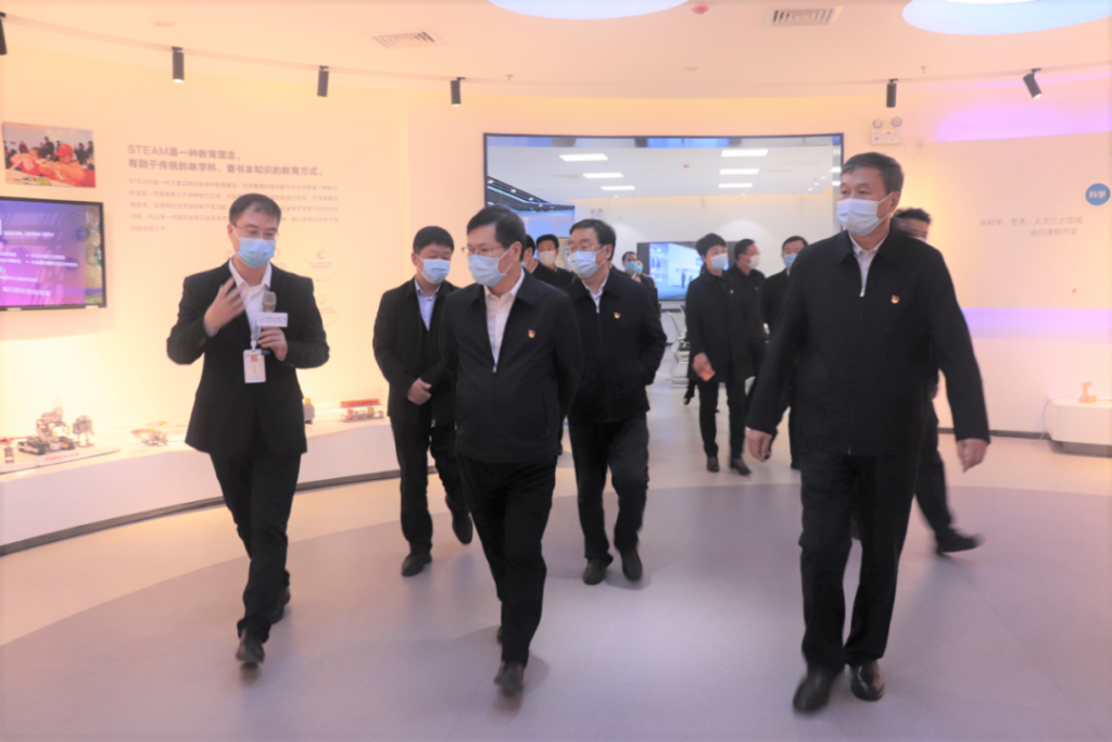 河南省委常委、鄭州市委書記徐立毅帶領(lǐng)鄭州市黨政考察團蒞臨中原工業(yè)設(shè)計城參觀考察