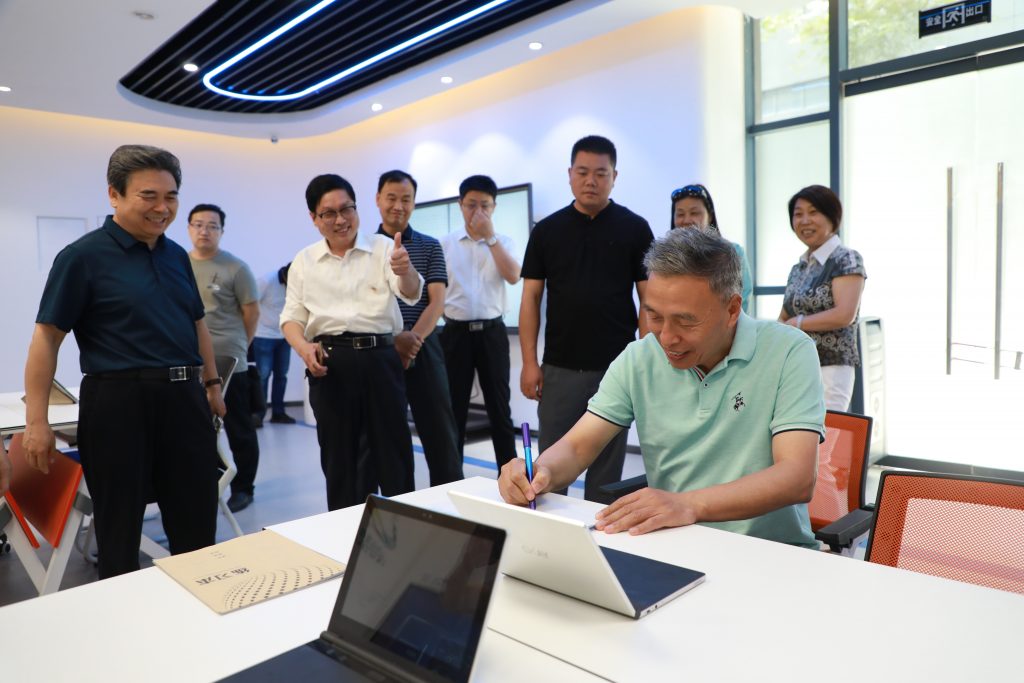 鶴壁市政協(xié)考察團(tuán)一行蒞臨中原工業(yè)設(shè)計(jì)城參觀調(diào)研