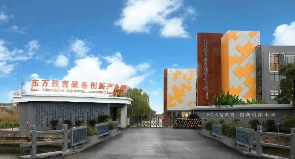 人民日報頭版“點贊” ?。〗鞴I(yè)設(shè)計小鎮(zhèn)“后臺”就是這么硬！