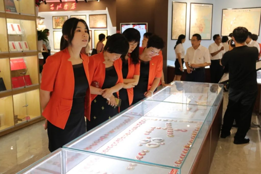 傳承紅色基因，豐城市政協(xié)走進(jìn)設(shè)計(jì)小鎮(zhèn)開展“紅色走讀”活動(dòng)