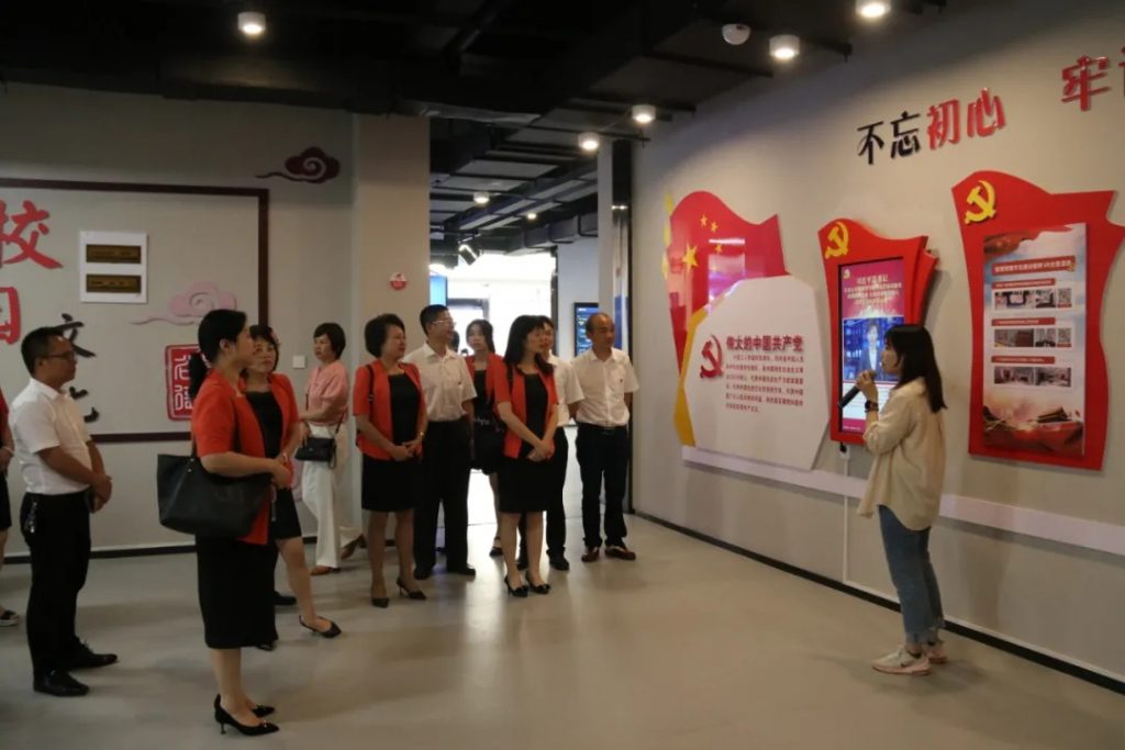 傳承紅色基因，豐城市政協(xié)走進(jìn)設(shè)計(jì)小鎮(zhèn)開展“紅色走讀”活動(dòng)