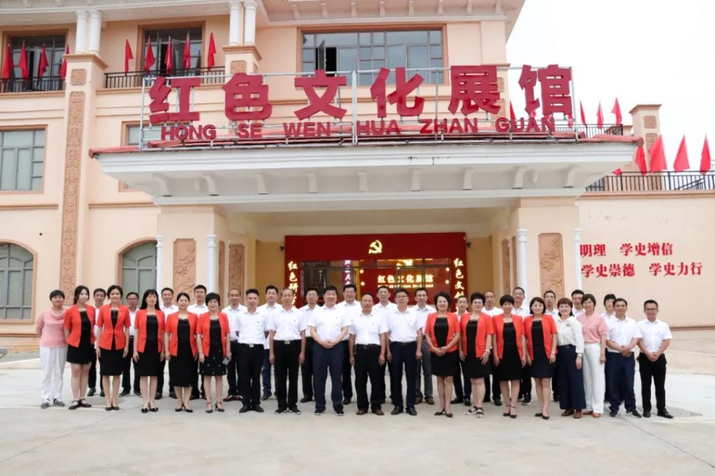 傳承紅色基因，豐城市政協(xié)走進(jìn)設(shè)計(jì)小鎮(zhèn)開展“紅色走讀”活動(dòng)