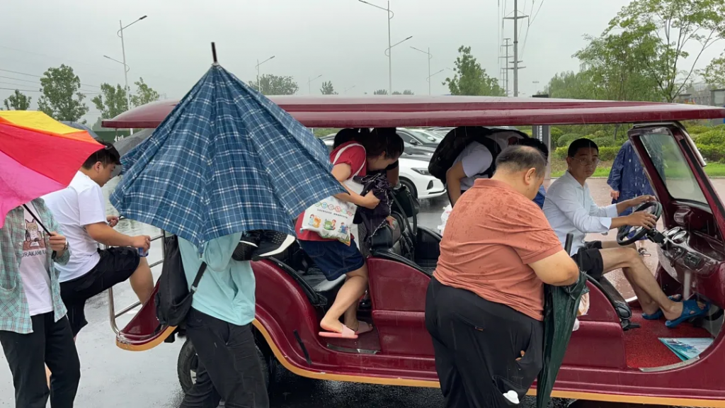 中原工業(yè)設(shè)計(jì)城丨汛期再部署 園區(qū)服務(wù)暖人心