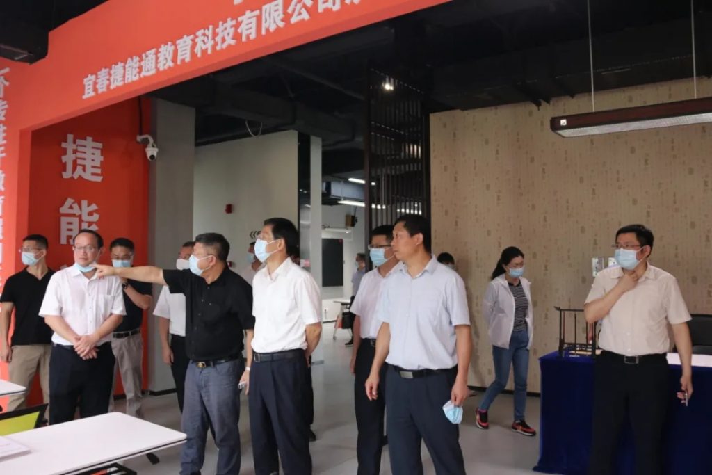 江西省副省長陳小平一行調(diào)研江西工業(yè)設計小鎮(zhèn)，他指出......
