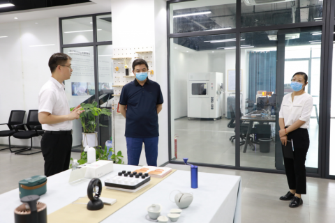 河南省科技企業(yè)孵化器協(xié)會會長劉華一行蒞臨設計城參觀調(diào)研