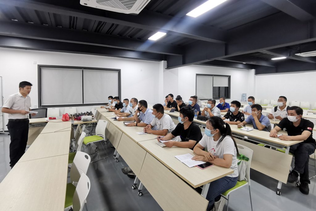 “拋磚”引智能制造專(zhuān)才 設(shè)計(jì)城第三期機(jī)器人培訓(xùn)班開(kāi)課