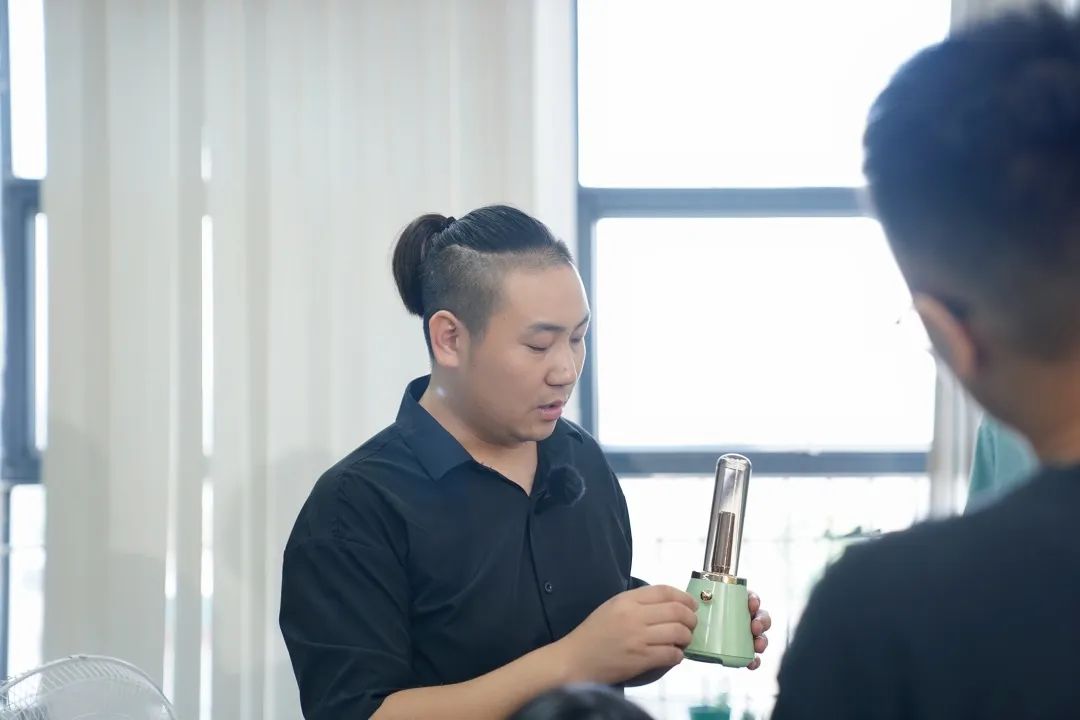 “解鎖”高科技！他這個設(shè)計拿下紅點獎 | 從800到8000，牢記囑托開新局⑩